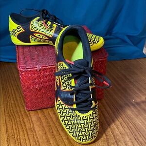 Kids under Armour Black and Yellow indoor soccer shoes. Boys 6.5